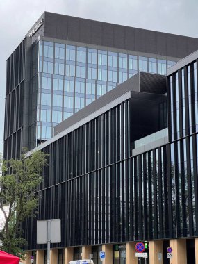 SAVAŞ, POLAND - 11 HAZİRAN 2022 Modern ofis binasının dışı