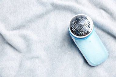 Açık gri kumaşlı modern kumaş traş makinesi, üst manzara. Metin için boşluk