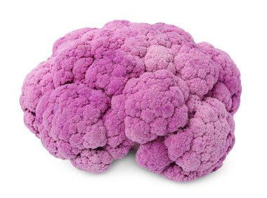 Taze çiğ, mor karnabahar beyazda izole edilmiş.