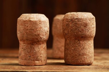 Şarap şişelerinin tıpaları ahşap masada, yakın plan.