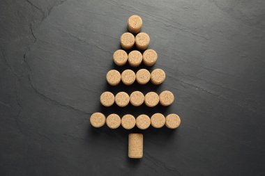 Şarap mantarlarından yapılmış Noel ağacı. Arka planda koyu taş var, üst tarafta.