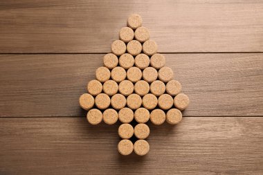 Noel ağacı ahşap masadaki şarap mantarlarından yapılmıştır.