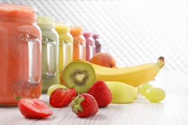 Beyaz ahşap masa üzerinde birçok farklı lezzetli içecek ve malzeme, metin için yer