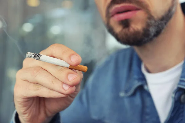 Όμορφος Άντρας Που Καπνίζει Έξω Κοντινό Πλάνο Κακή Συνήθεια — Φωτογραφία Αρχείου