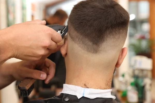 在理发店 特写店与客户合作的专业理发师 — 图库照片