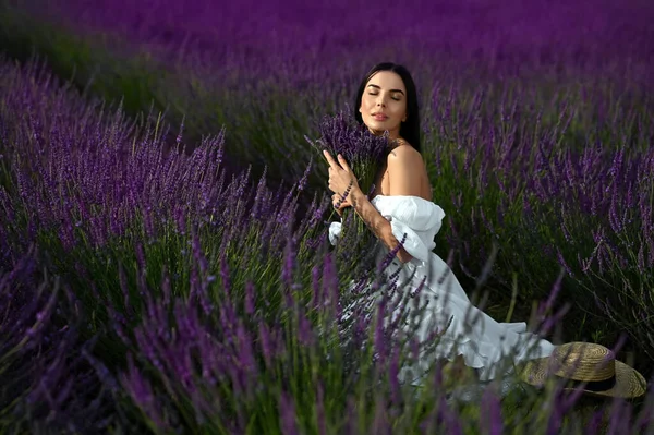 Beautiful Young Woman Bouquet Sitting Lavender Field — Zdjęcie stockowe