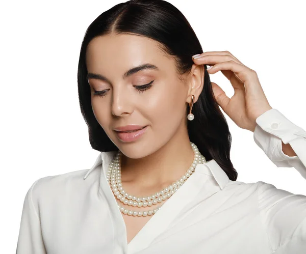 白い背景にエレガントな真珠のジュエリーを身に着けている若い女性 — ストック写真