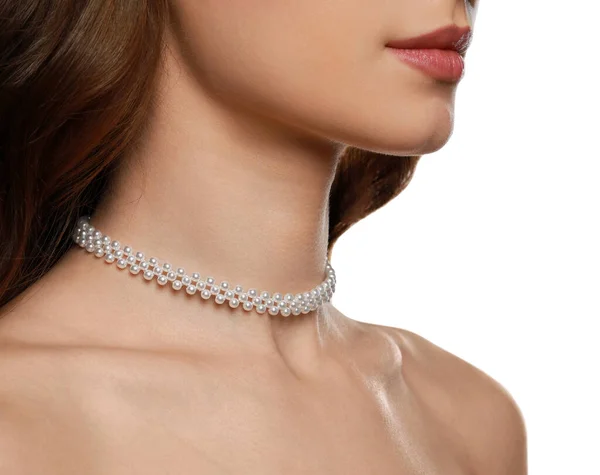 Mujer Joven Con Elegante Collar Perlas Sobre Fondo Blanco Primer — Foto de Stock