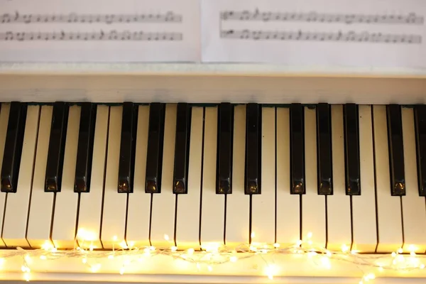 Luzes Fadas Brilhantes Teclas Piano Vista Acima Música Natal — Fotografia de Stock
