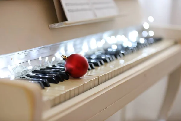 Belle Boule Rouge Lumières Fées Sur Les Touches Piano Espace — Photo