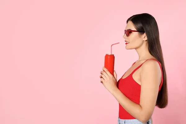 Hermosa Mujer Joven Con Gafas Sol Elegantes Beber Lata Estaño —  Fotos de Stock