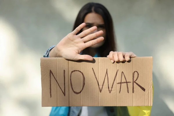 Молодая Женщина Держит Плакат Словами Войны Показывая Стоп Жест Возле — стоковое фото