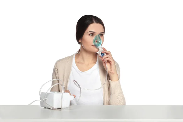 Mujer Joven Usando Nebulizador Mesa Sobre Fondo Blanco — Foto de Stock