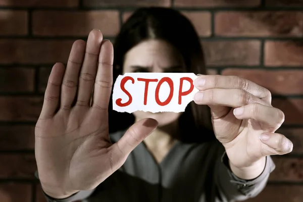 Häusliche Gewalt Frau Hält Papier Mit Wort Stop Der Nähe — Stockfoto
