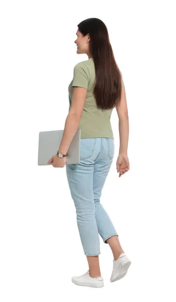 白い背景にノートパソコンを歩く若い女性 — ストック写真