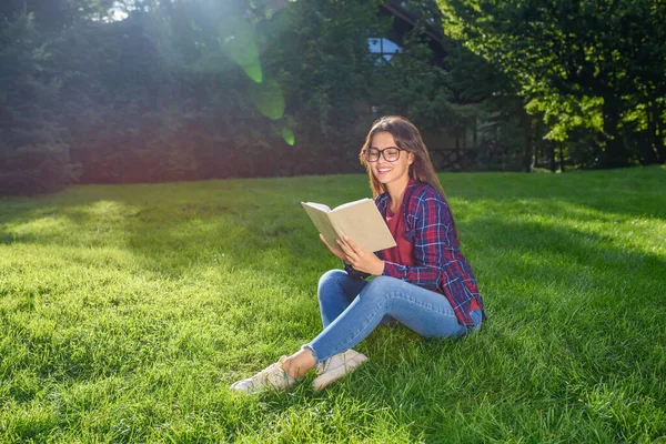阳光明媚的日子 年轻女子在公园看书 — 图库照片