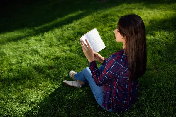 Yeşil Çimenler Üzerine Kitap Okuyan Genç Bir Kadın — Stok fotoğraf