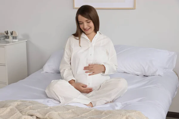 Happy Young Pregnant Woman Pajamas Bed Home — Zdjęcie stockowe
