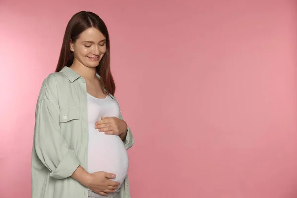 Szczęśliwa Młoda Kobieta Ciąży Różowym Tle Miejsce Tekst — Zdjęcie stockowe