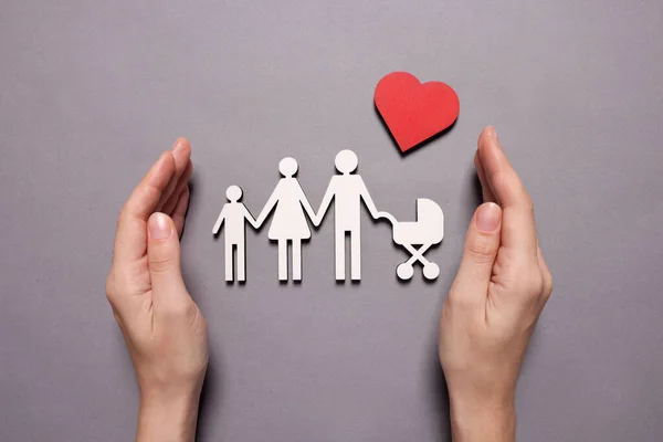 Frauenschützende Familien Und Herzfiguren Auf Fliederfarbenem Hintergrund Draufsicht Versicherungskonzept — Stockfoto