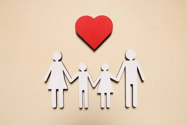 Figury Rodiny Srdce Béžovém Pozadí Pohled Shora Pojištění Koncepce — Stock fotografie