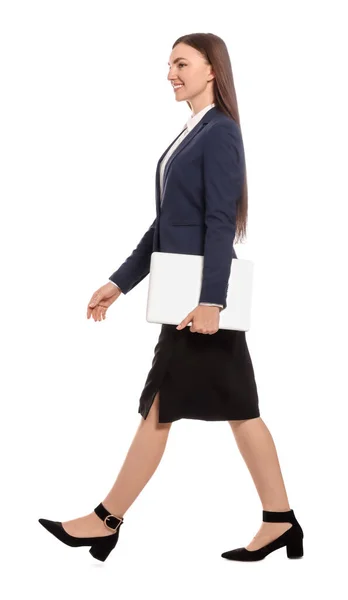 Bilgisayarlı Genç Bir Kadını Beyaz Arka Planda Yürüyor — Stok fotoğraf