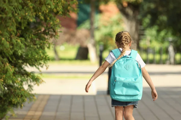 Κοριτσάκι Σακίδιο Πηγαίνει Σχολείο Θέα Πίσω Χώρος Για Κείμενο — Φωτογραφία Αρχείου