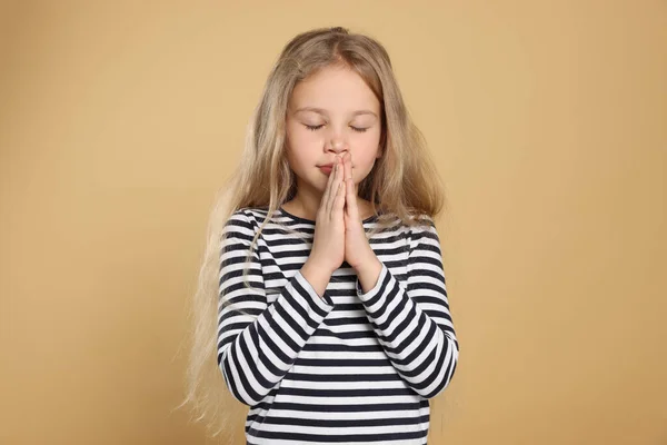 Дівчина Затишними Руками Молиться Бежевому Фоні — стокове фото