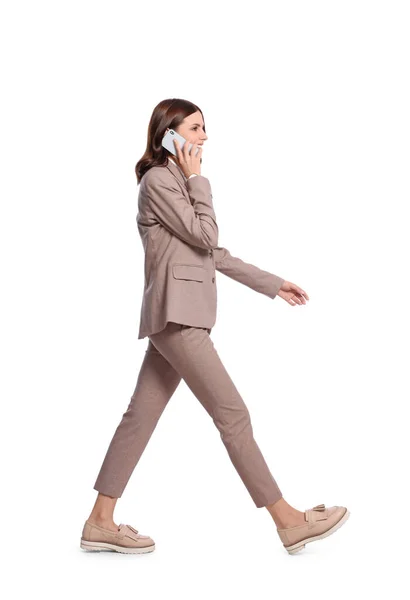 Ευτυχισμένη Νεαρή Γυναίκα Επίσημο Κοστούμι Μιλάει Στο Smartphone Ενώ Περπάτημα — Φωτογραφία Αρχείου