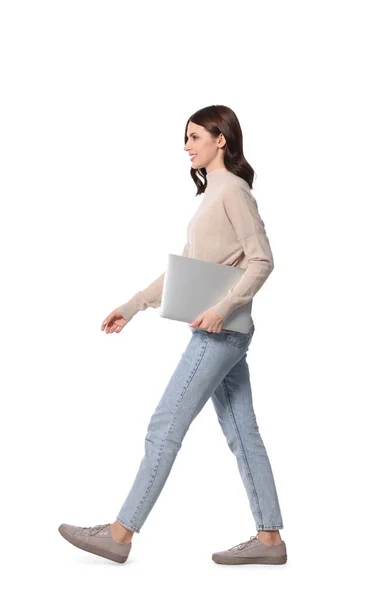 Счастливая Молодая Женщина Ноутбуком Ходить Белом Фоне — стоковое фото