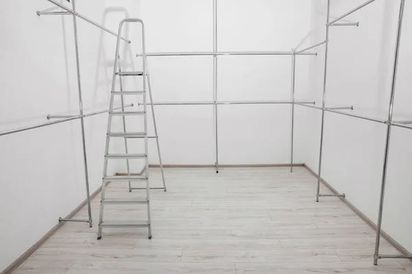 翻新后的空房间中的梯子和金属管 — 图库照片
