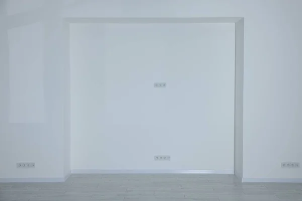 空の改装された部屋の白い壁にニッチ — ストック写真