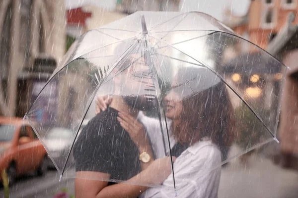 Şemsiyeli Genç Çift Şehir Sokaklarında Yağmurun Altında Eğleniyor — Stok fotoğraf