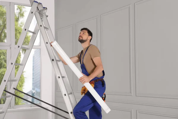 Eletricista Uniforme Com Lâmpada Teto Escada Metal Dentro Casa — Fotografia de Stock