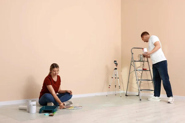 Coppia Felice Con Strumenti Pittura Appartamento Durante Riparazione — Foto Stock