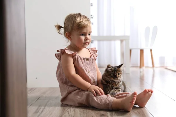 Niedliches Kleines Kind Mit Entzückendem Haustier Auf Dem Boden Hause — Stockfoto