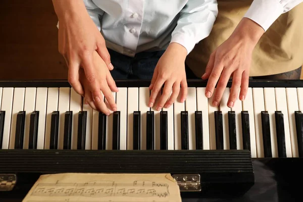Jeune Femme Avec Enfant Jouant Piano Dessus Vue Cours Musique — Photo