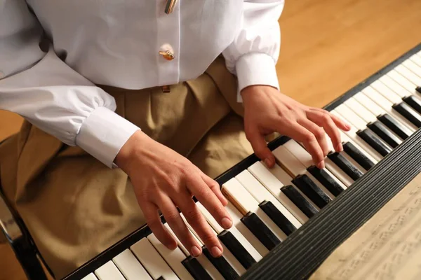 Junge Frau Die Klavier Spielt Über Der Ansicht Musikstunde — Stockfoto