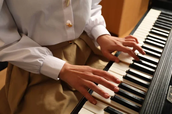年轻女子弹钢琴 音乐课 — 图库照片