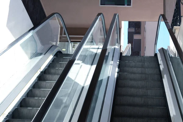 Современные Эскалаторы Поручнями Торговом Центре — стоковое фото