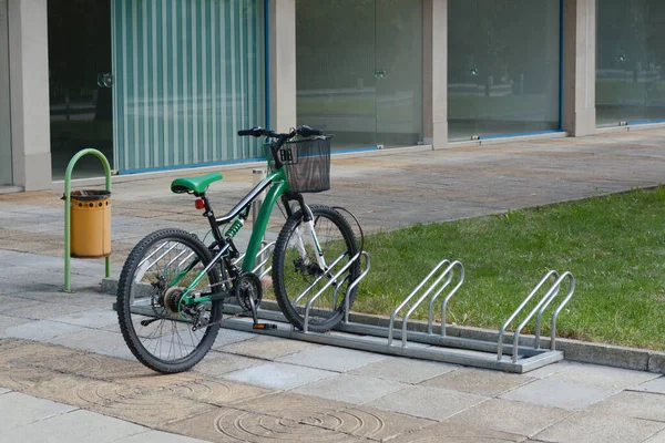 Стойка Металлических Велосипедов Велосипедом Городской Улице — стоковое фото