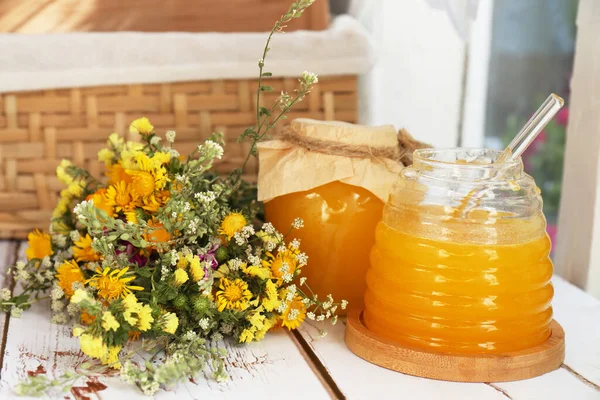 Läcker Färsk Honung Och Vackra Blommor Vitt Träbord Inomhus — Stockfoto