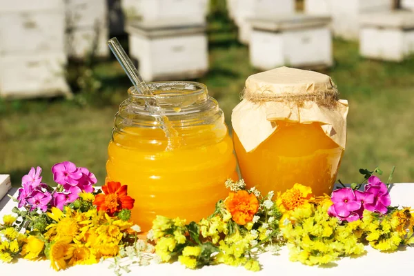 Heerlijke Verse Honing Mooie Bloemen Witte Houten Tafel Tuin — Stockfoto