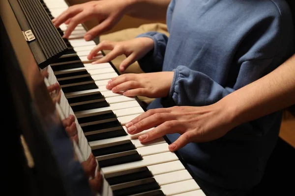 带着孩子弹钢琴的年轻女人 音乐课 — 图库照片
