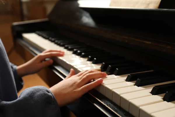 小孩弹钢琴 音乐课 — 图库照片