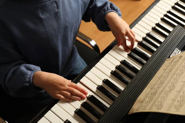 小さな子供のピアノ演奏 上記のビュー 音楽の授業 — ストック写真