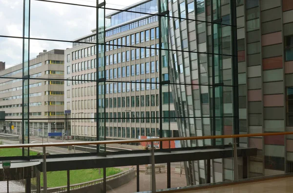 Schöne Stadtstraße Mit Gebäuden Blick Durch Große Glasfenster — Stockfoto