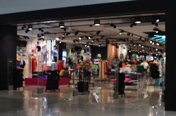 大型购物中心有许多商店 视野模糊 — 图库照片