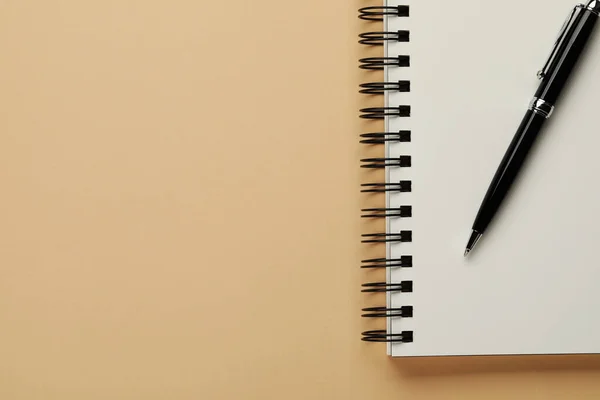 ノートとペンでベージュの背景 トップビュー テキストのスペース — ストック写真