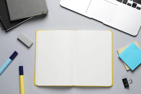 Composição Leigos Planos Com Notebooks Elegantes Mesa Cinza Clara — Fotografia de Stock